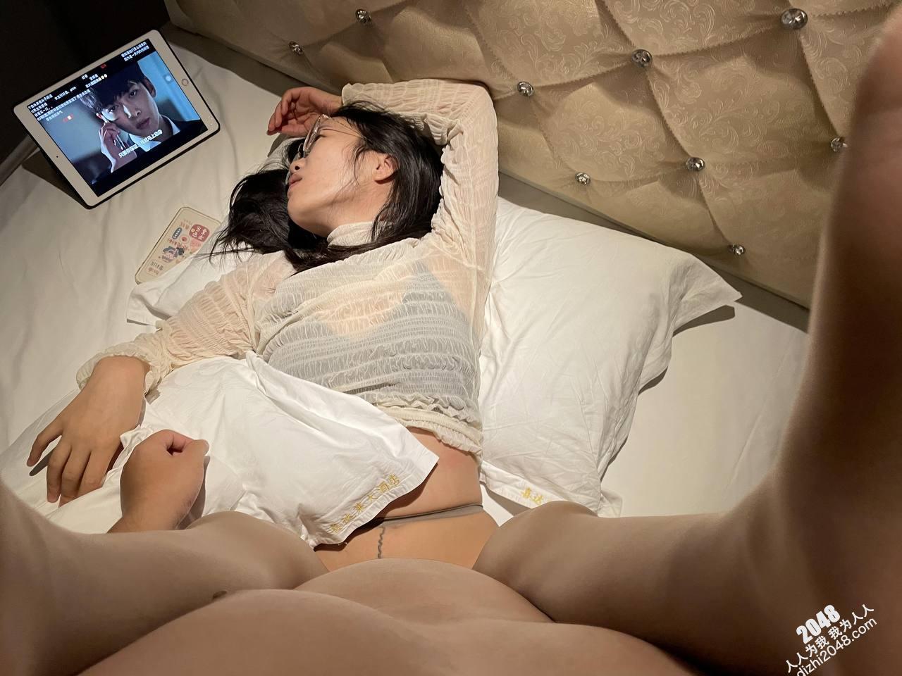 让不情愿的小母狗给我足交【30P】